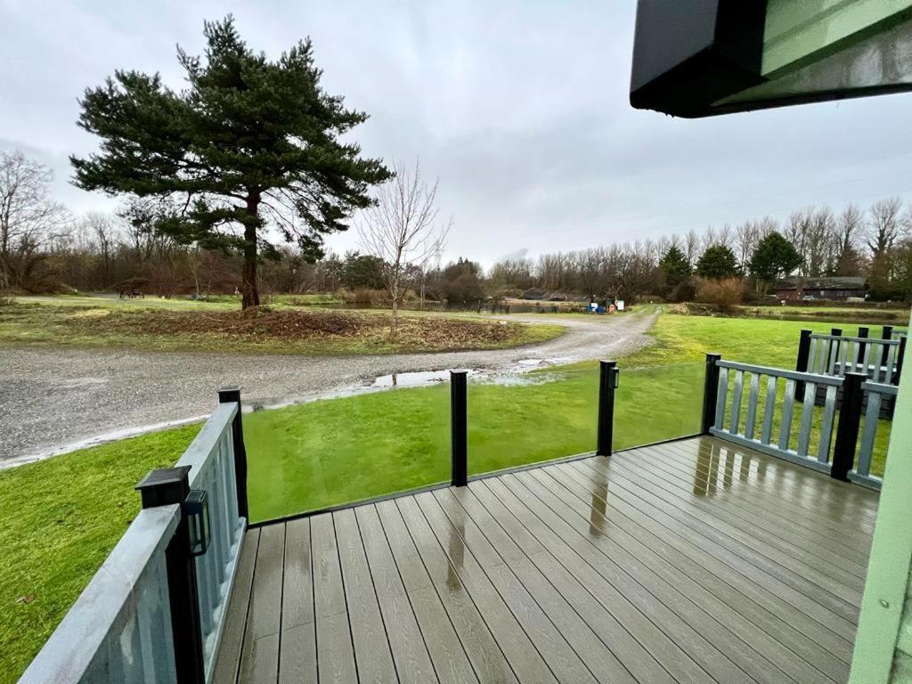 2 Bedroom Lakeview Lodge - Ensuite & Balcony Deck Carnforth Dış mekan fotoğraf